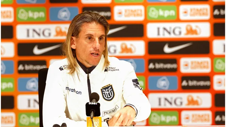 O técnico do Equador, Sebastian Beccacece, durante entrevista coletiva. Foto: IMAGO/Orange Pictures