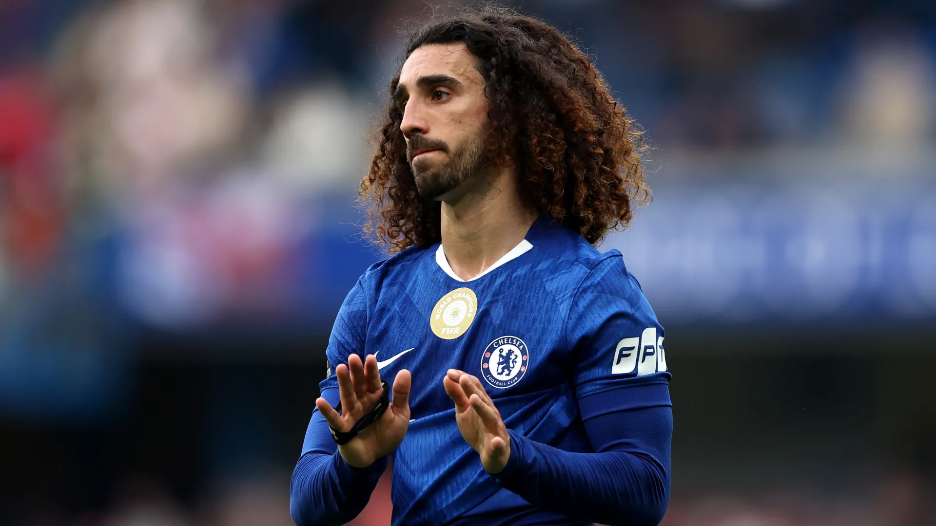 Cucurella pede calma durante jogo do Chelsea