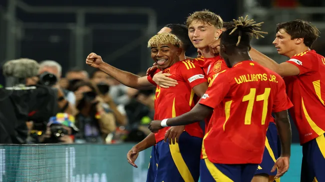 Yamal e companheiros em partida da Espanha na Copa das Nações 2025 – Alexander Hassenstein/Getty Images