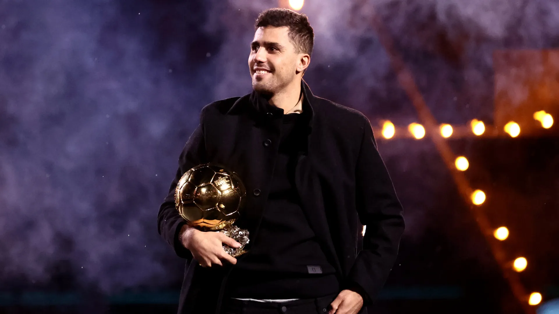 Rodri com o troféu da Bola de Ouro