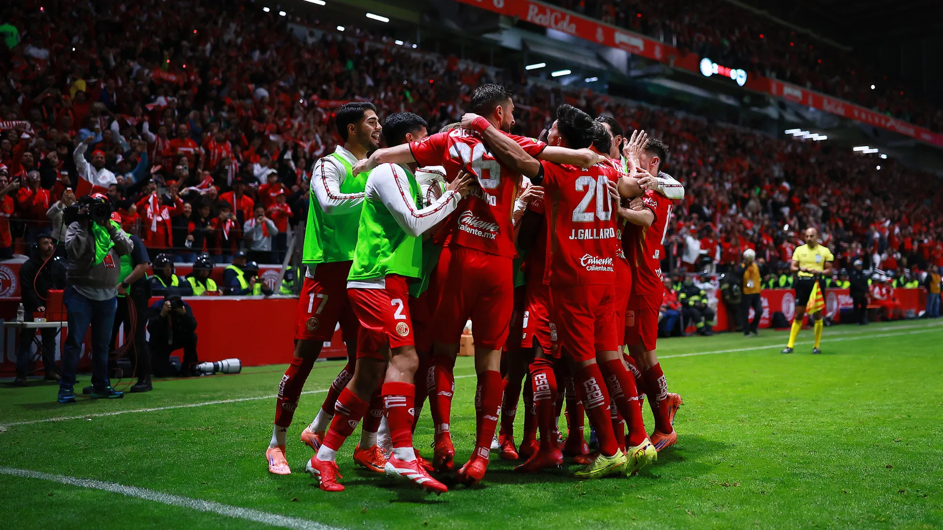 Elenco do Toluca comemora gol