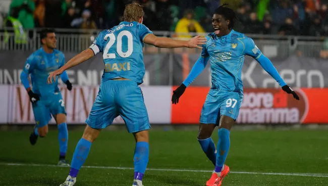 Issa Doumbia durante partida pelo Venezia. Foto: Timothy Rogers/Getty Images