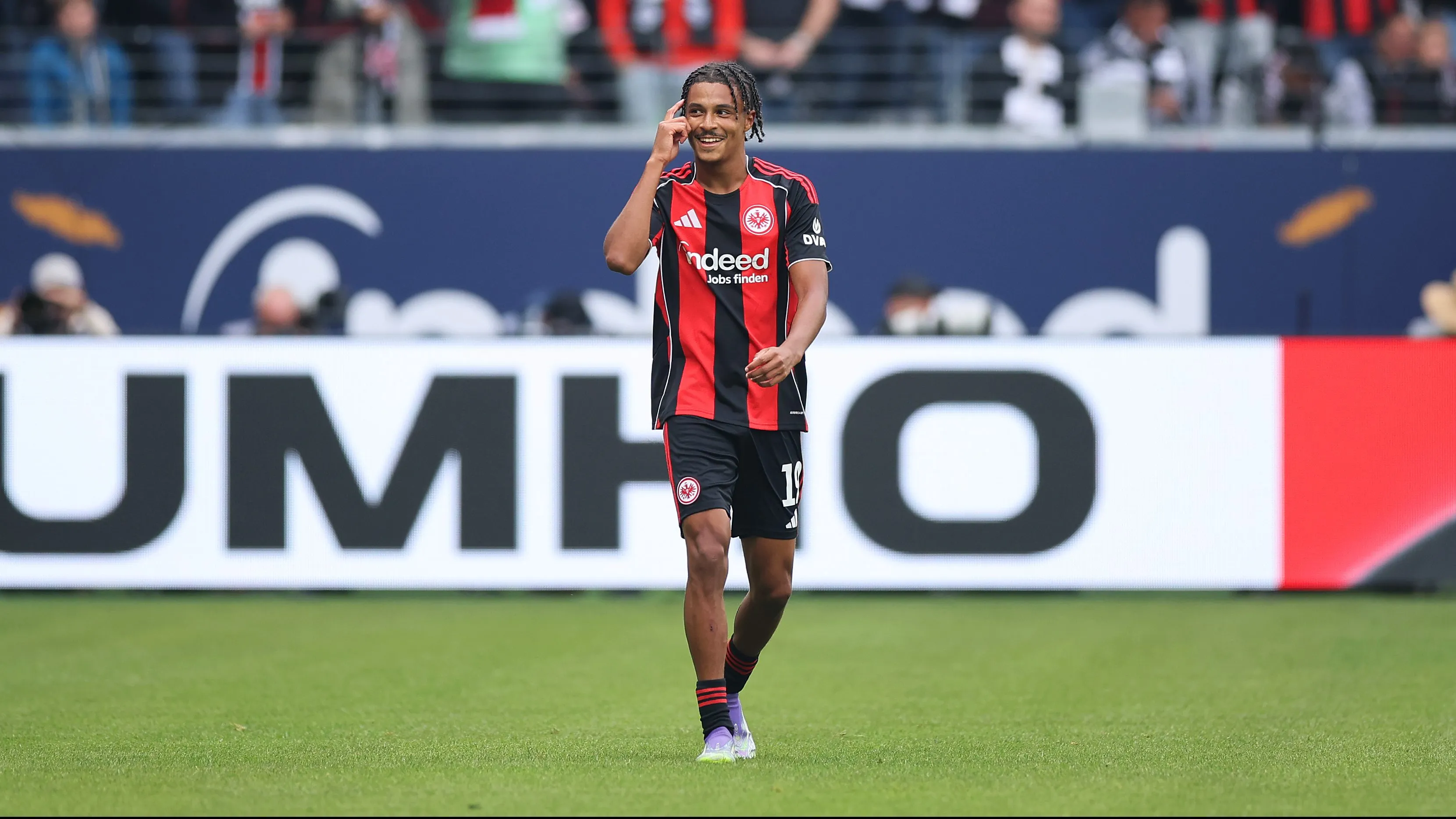 Jean-Mattéo Bahoya, alvo do Manchester United, em jogo do Eintracht Frankfurt. Foto: Alex Grimm/Getty Images