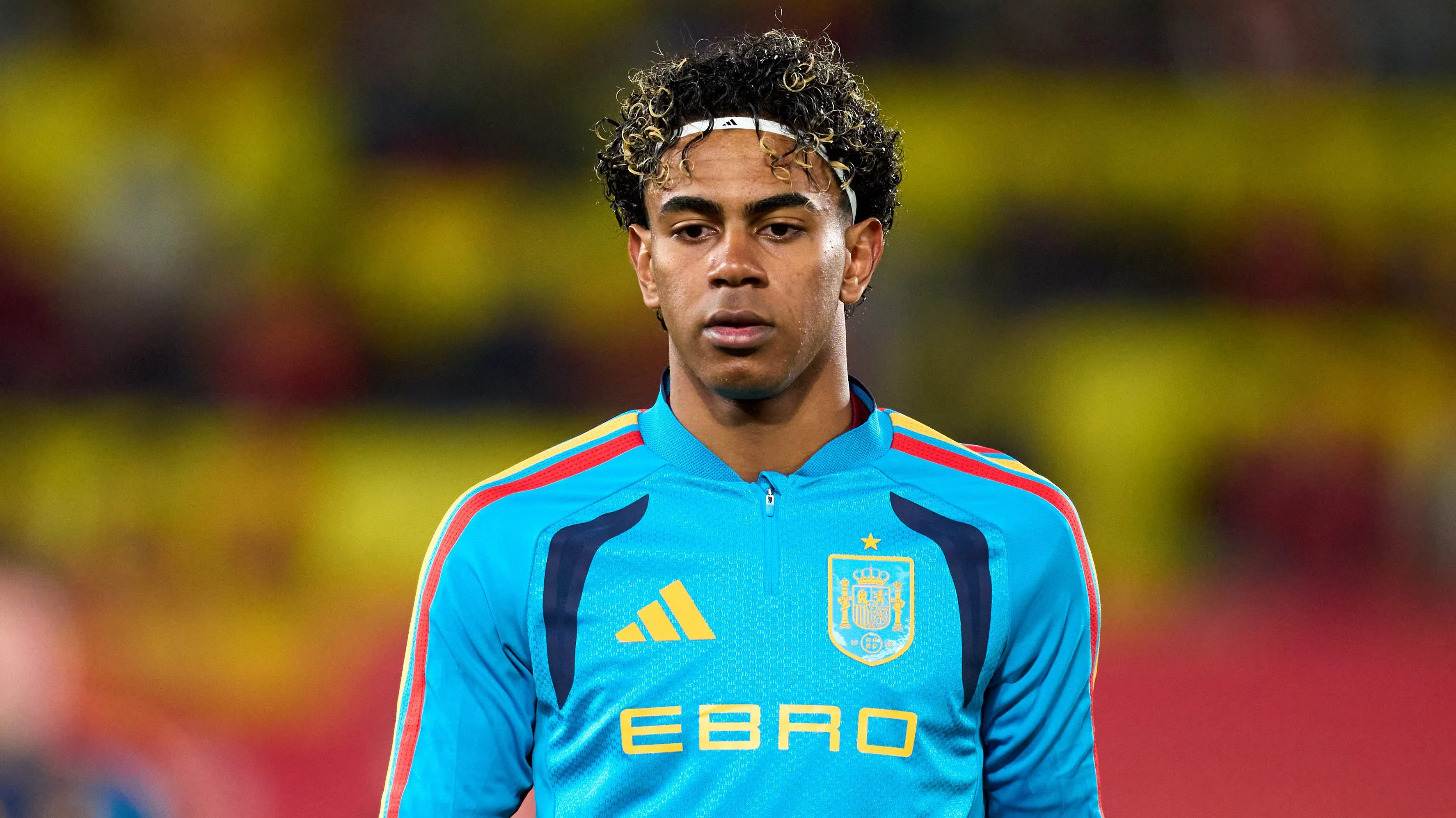 Lamine Yamal com casaco azul da Seleção da Espanha. Foto: Alex Caparros/Getty Images