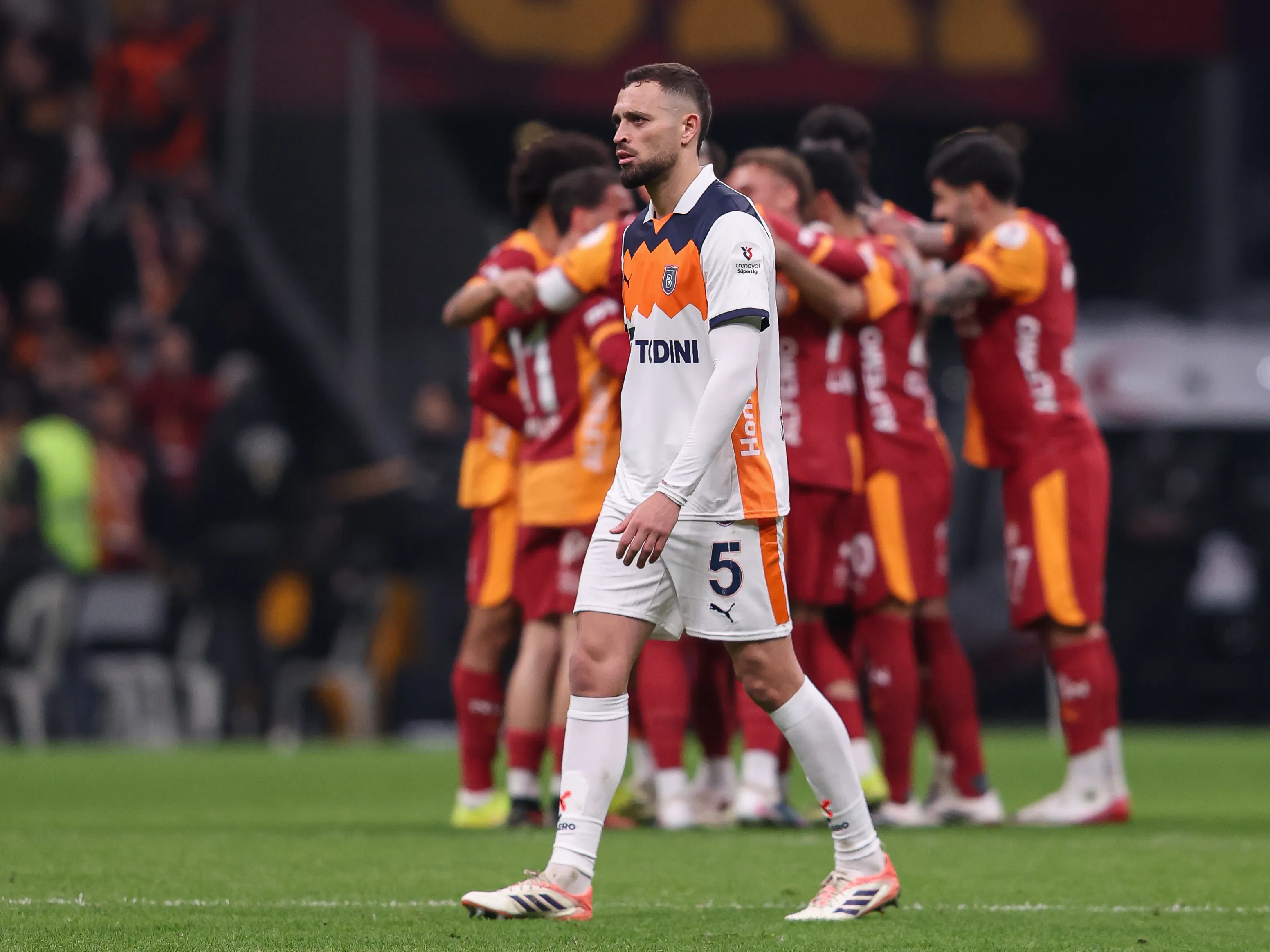 Léo Duarte durante jogo do Istanbul. (Photo by Ahmad Mora/Getty Images)