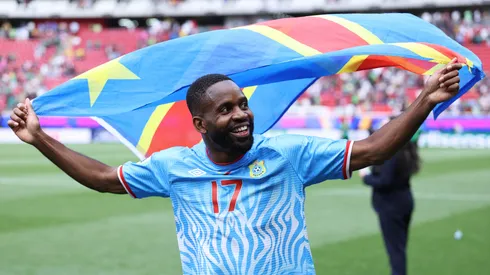 Bakambu comemora a classificação do Congo na partida contra a Jamaica.