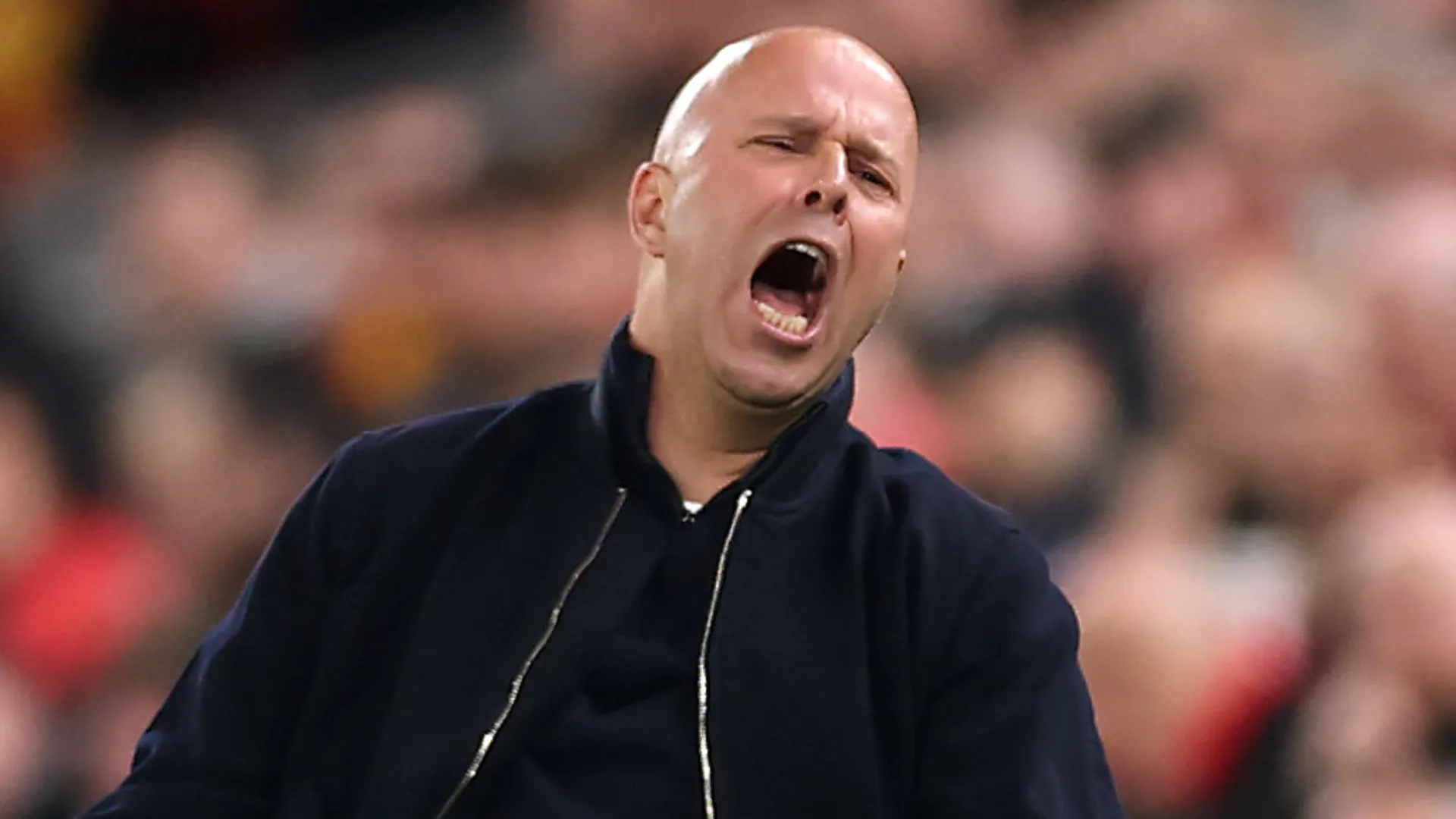 Arne Slot grita durante partida pelo Liverpool