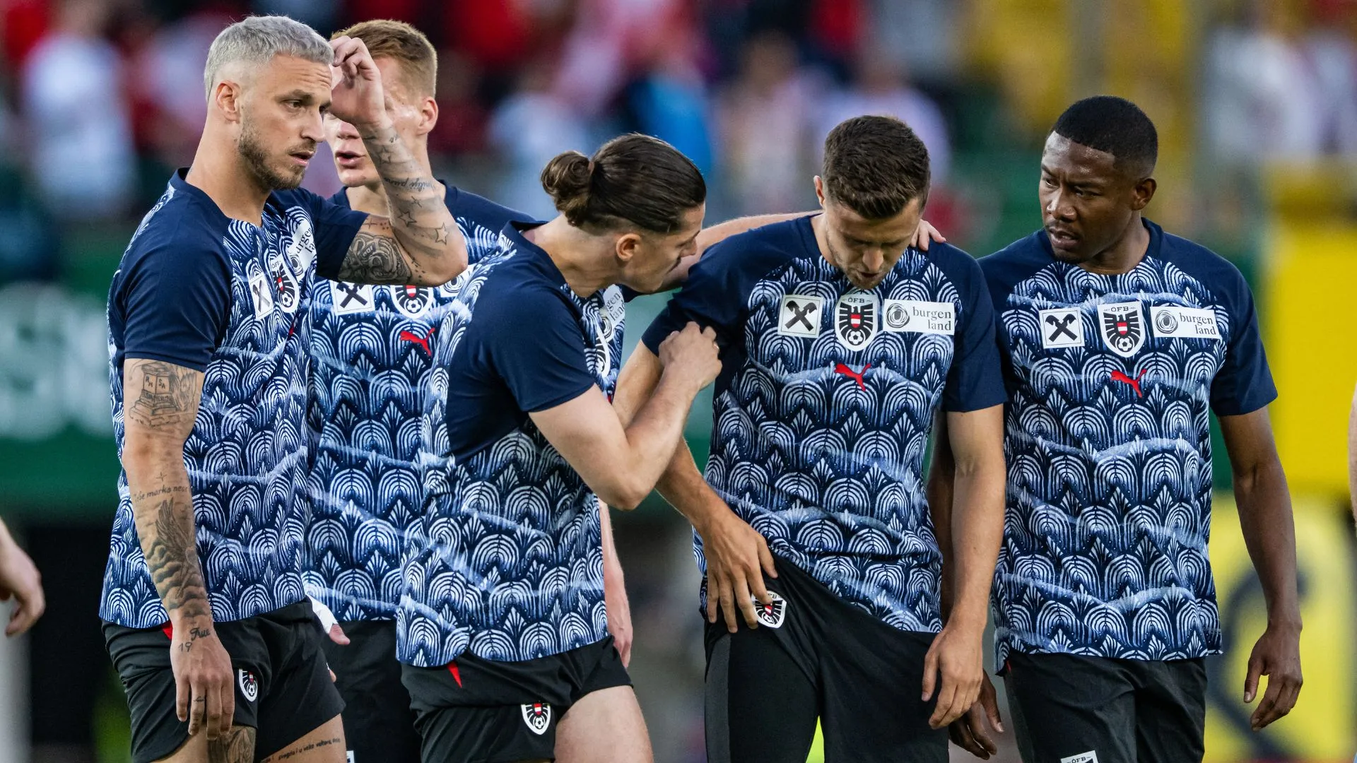Baumgartner foi consolado pelos companheiros de Seleção Austríaca (foto: Christian Bruna/Getty Images)