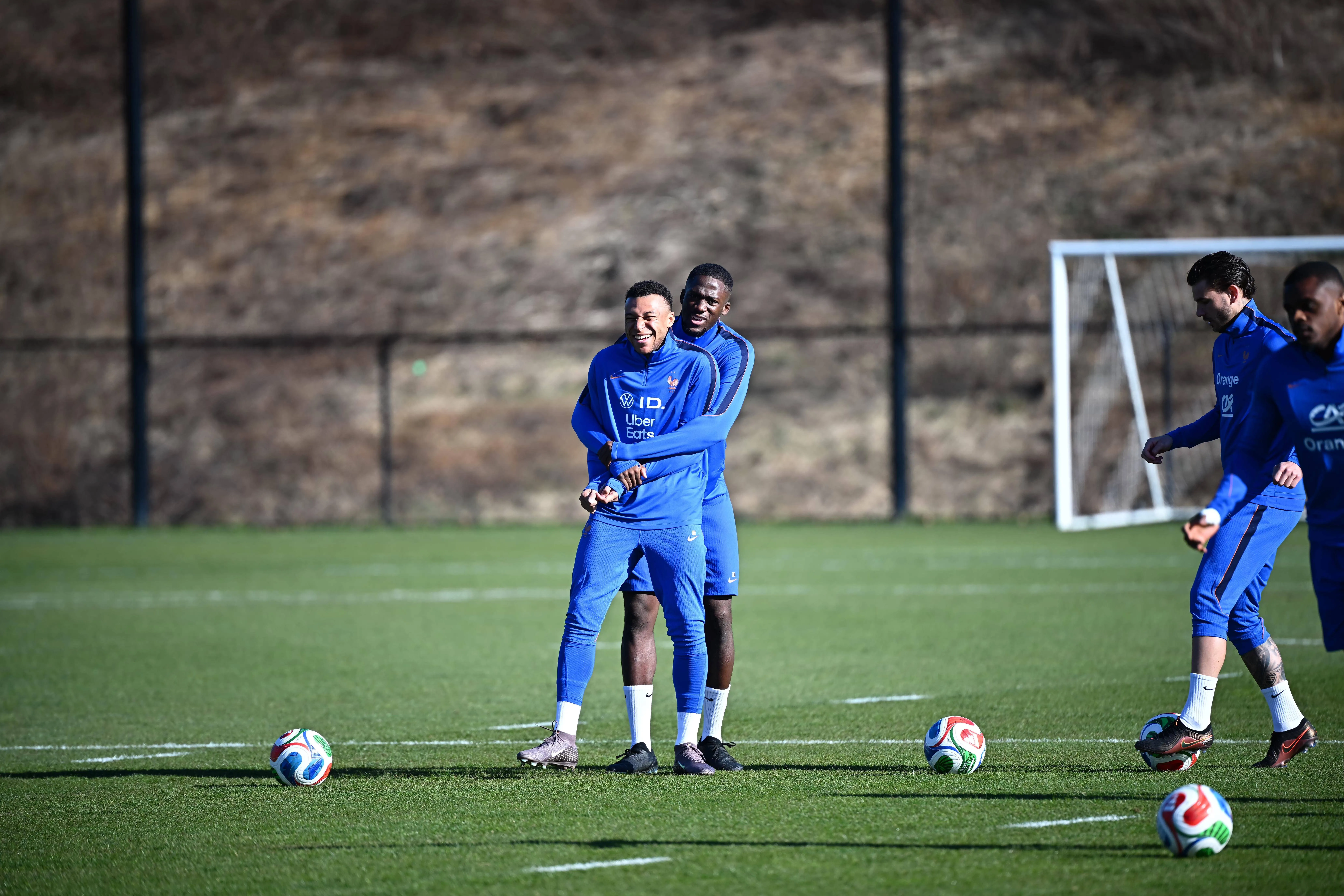 Mbappé e Konaté durante o treino da França visando a Copa. FOTO:IMAGO / PRESSE SPORTS