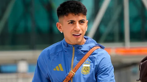 Thiago Almada chegando de um voo com a Argentina. Foto: Jay Biggerstaff/Getty Images