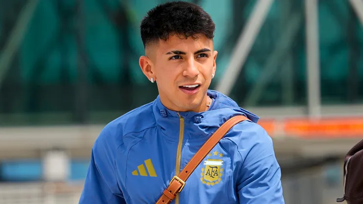 Thiago Almada chegando de um voo com a Argentina. Foto: Jay Biggerstaff/Getty Images