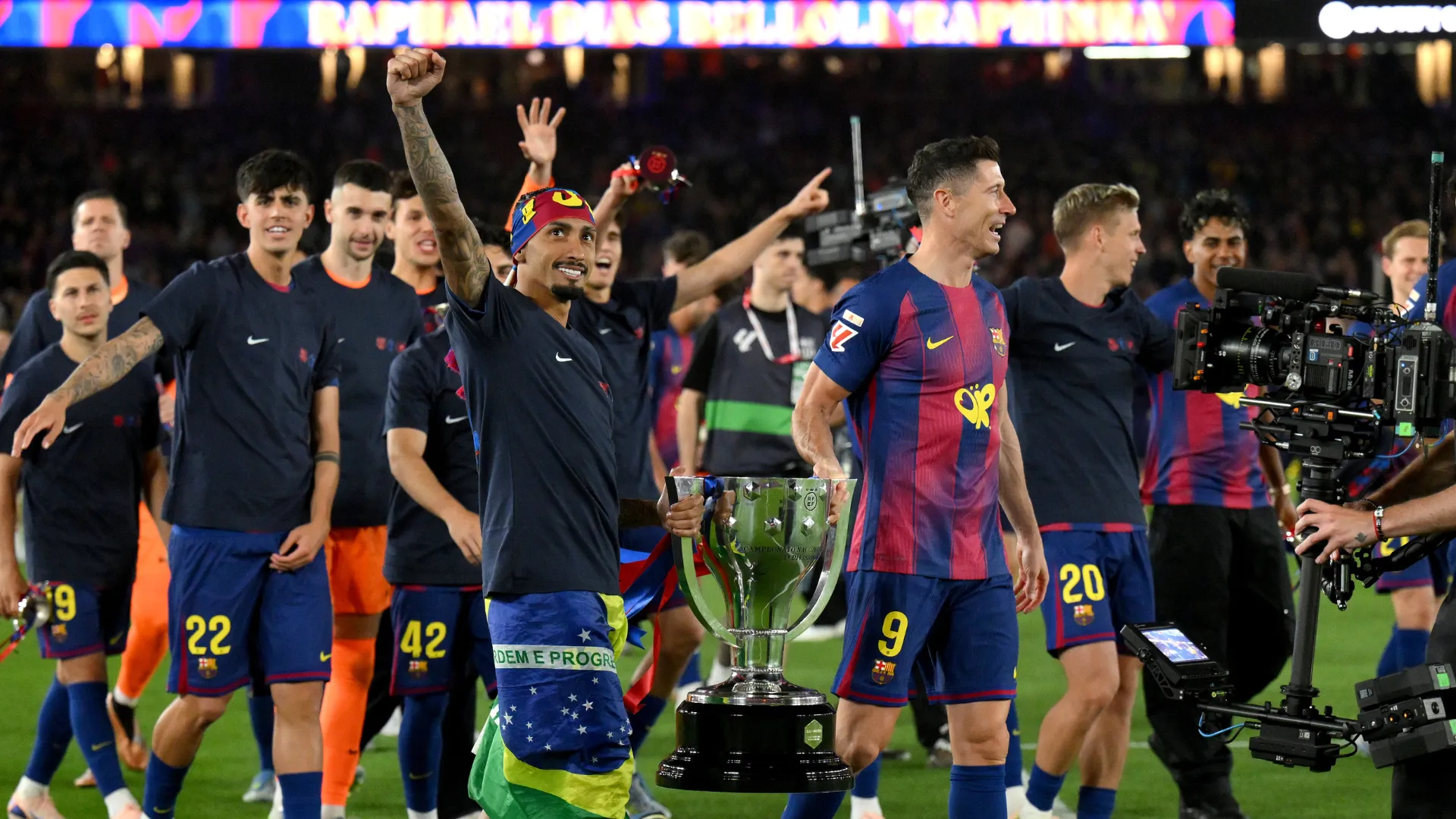 Robert Lewandowski comemora o título de La Liga ao lado do Raphinha
