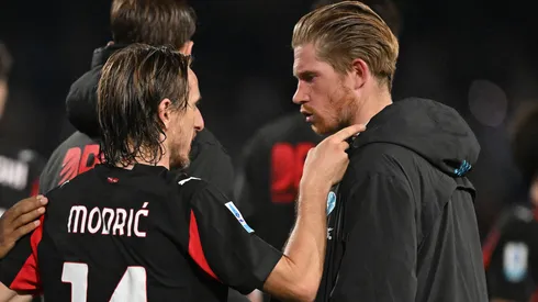 Modric e De Bruyne após uma partida entre Napoli x Milan. Foto: Francesco Pecoraro/Getty Images
