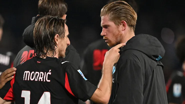 Modric e De Bruyne após uma partida entre Napoli x Milan. Foto: Francesco Pecoraro/Getty Images