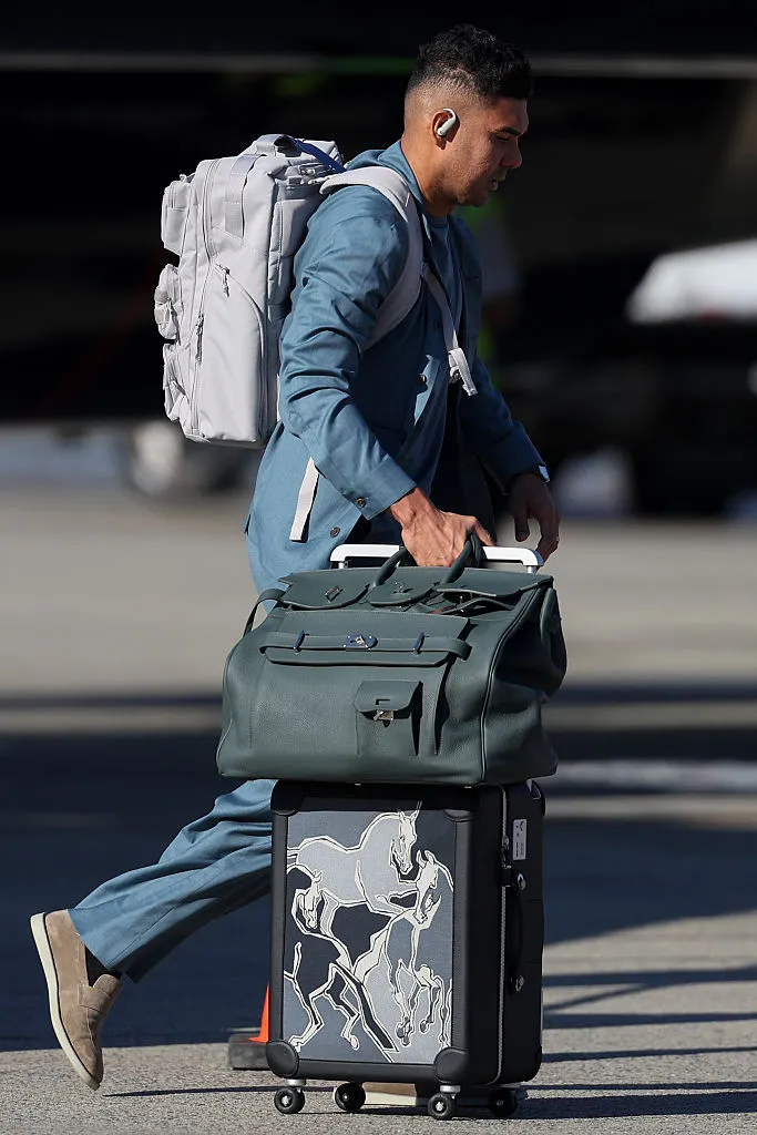 Casemiro chegando ao aeroporto Newark Liberty International, em New Jersey, nesta terça (02). (Foto: Jordan Bank/Getty Images)