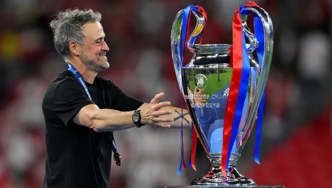 Luis Enrique comemora vitória com o troféu após partida da Champions League. Foto: David Ramos/Getty Images