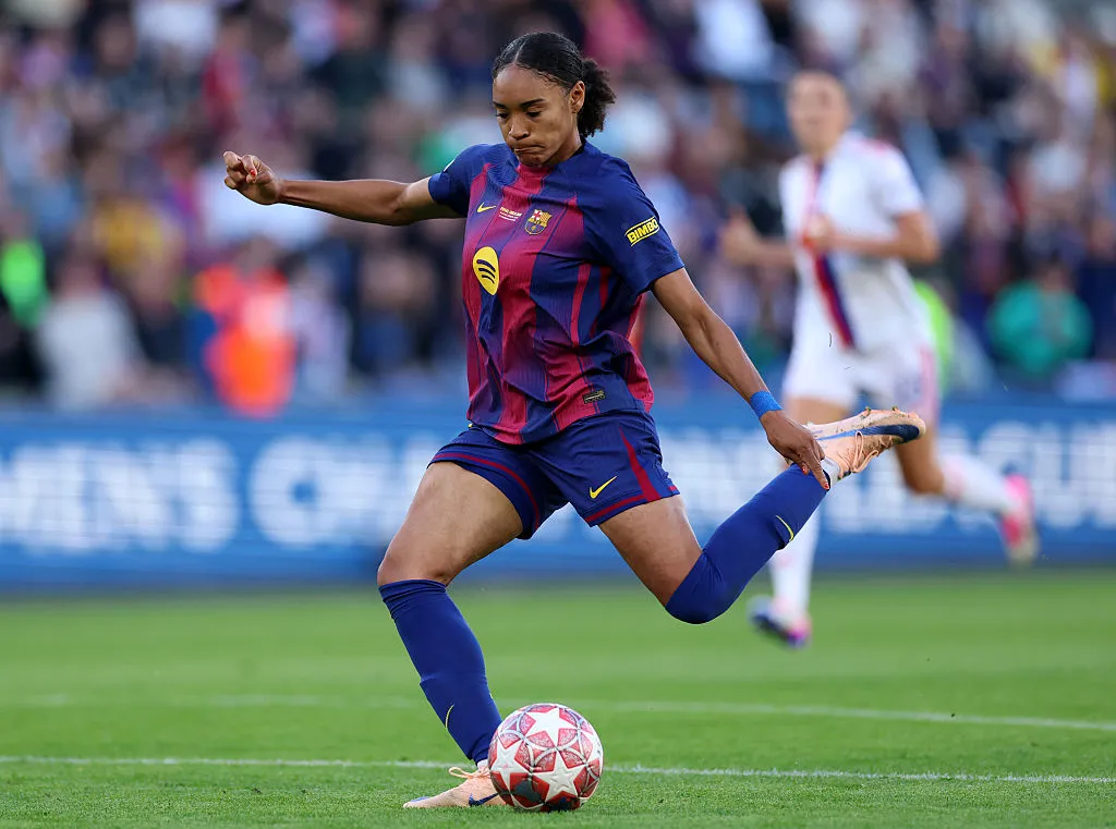 Salma Paralluelo atuando pelo Barcelona - Foto: Maja Hitij/Getty Images