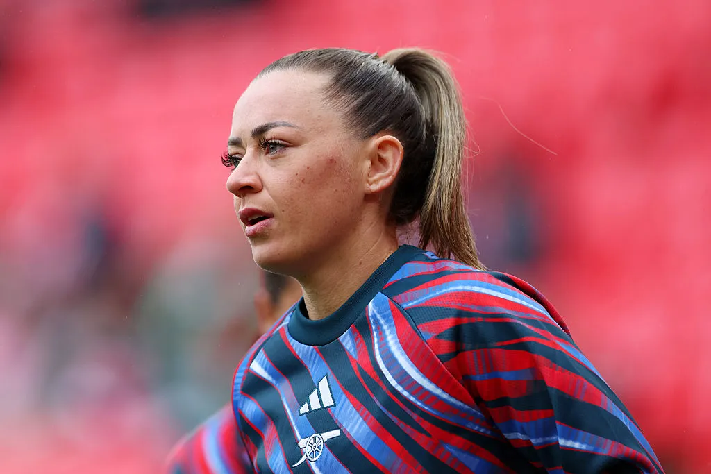 Katie McCabe antes de jogo do Arsenal - Foto: Annabel Lee-Ellis/Getty Images