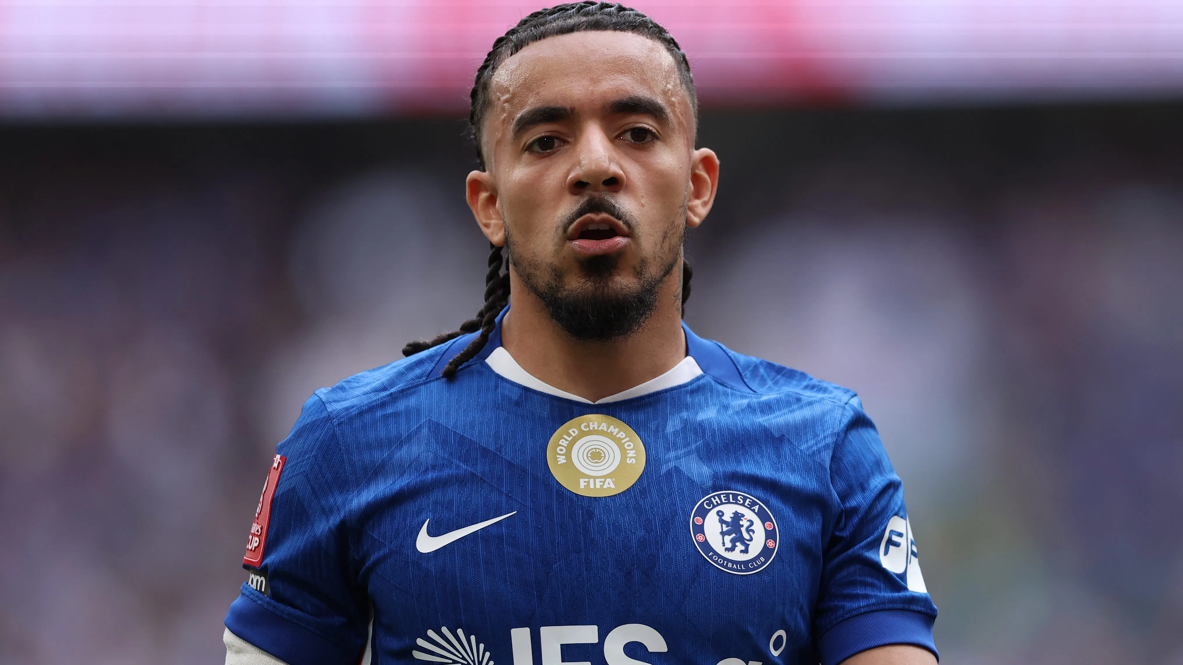 Malo Gusto, alvo do Manchester City, em jogo do Chelsea. Foto: Michael Steele/Getty Images