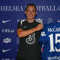 Katie McCabe assina com o Chelsea