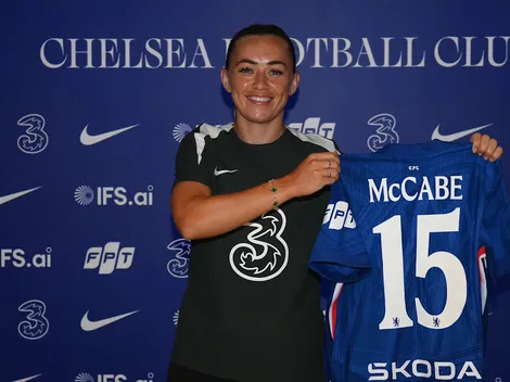 Katie McCabe assina com o Chelsea