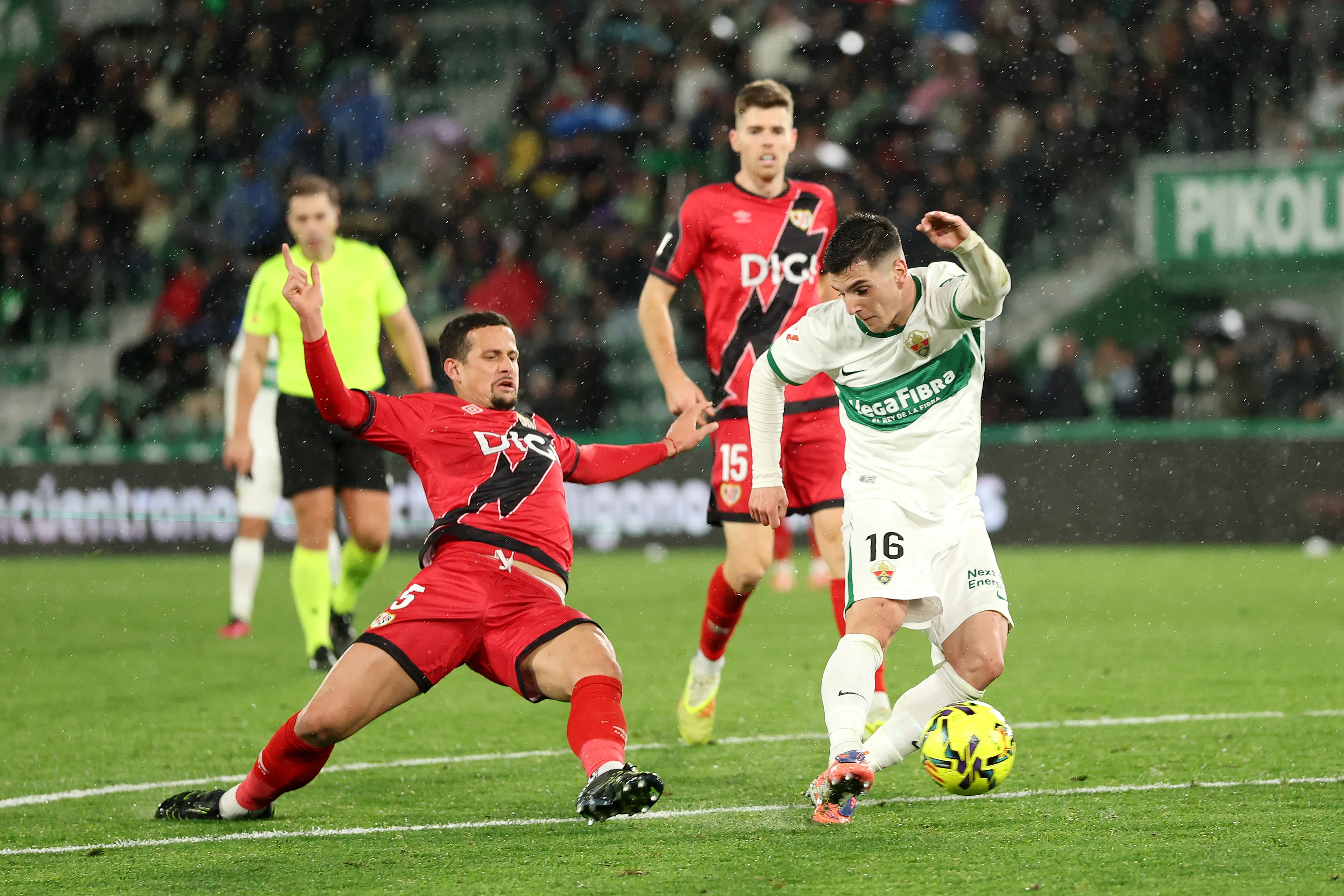 Luiz Felipe em ação pelo Real Betis. (Foto: Clive Brunskill/Getty Images)
