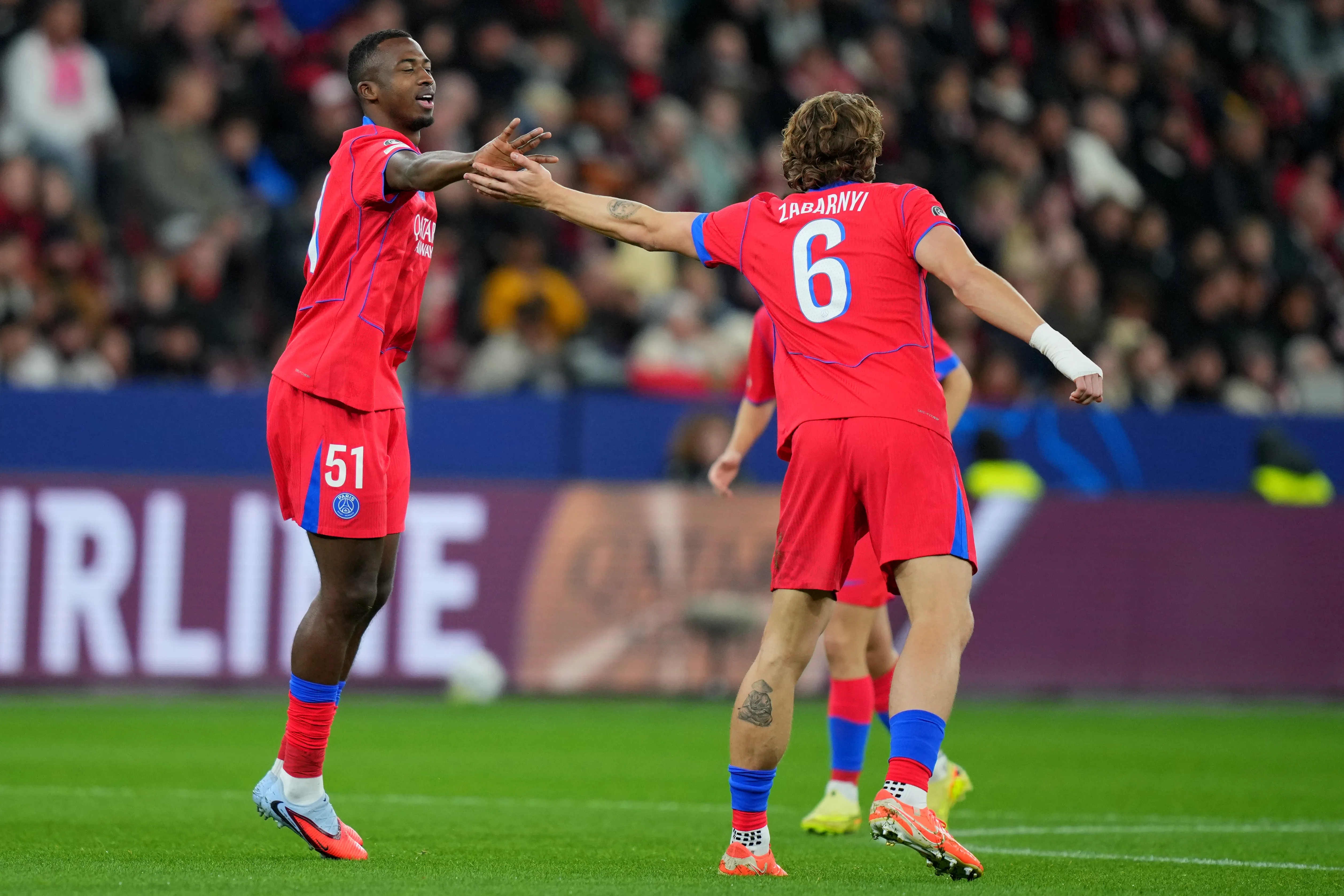 William Pacho e Illia Zabarnyi. (Photo by Pau Barrena/Getty Images)