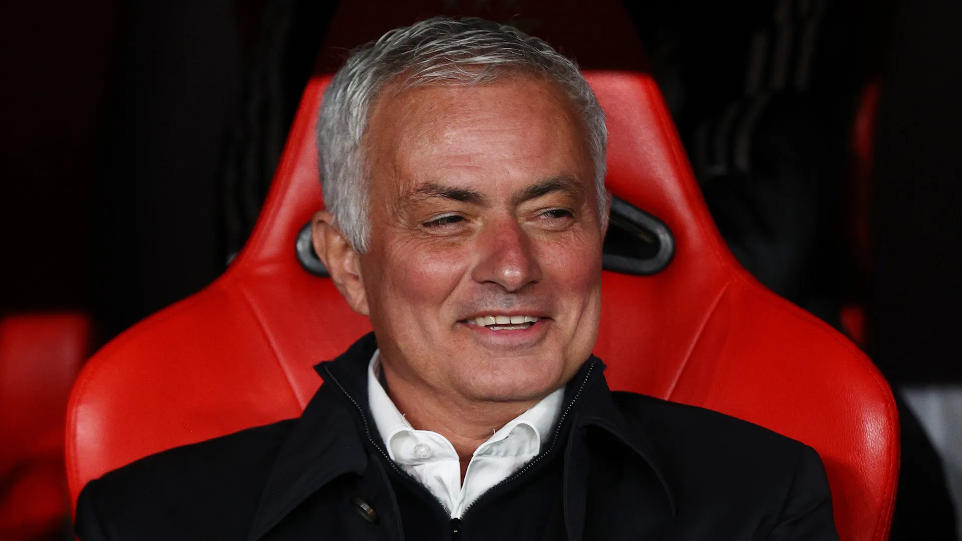 José Mourinho sorri em jogo do Benfica