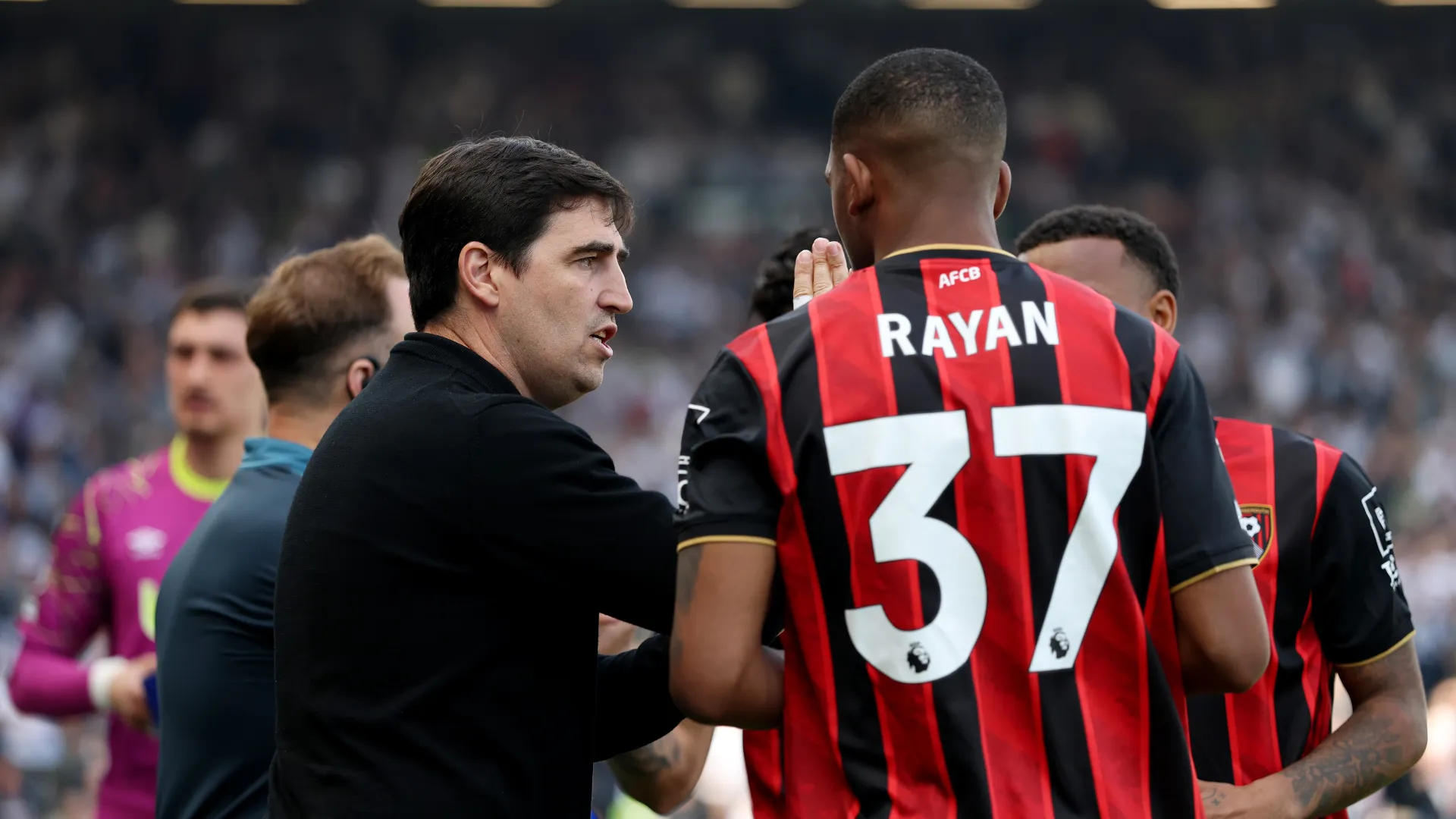 Andoni Iraola conversando com Rayan
