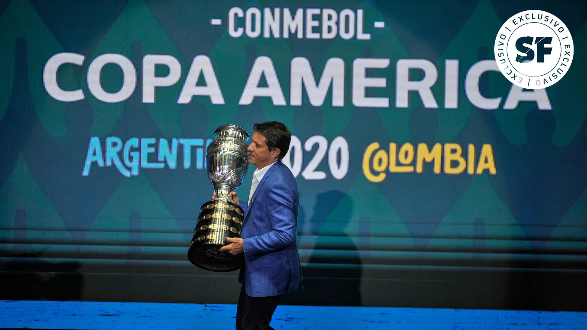 Juninho Paulista com a taça da Copa América