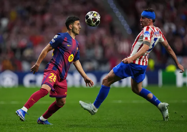 Roony Bardghji disputa a bola durante a Champions League. Foto: Angel Martinez/Getty Images