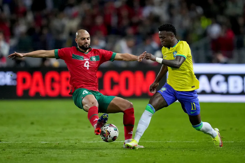 Vini Jr. e Sofyan Amrabat durante amistoso de Brasil x Marrocos, em 2023. (Foto: Alex Caparros/Getty Images)
