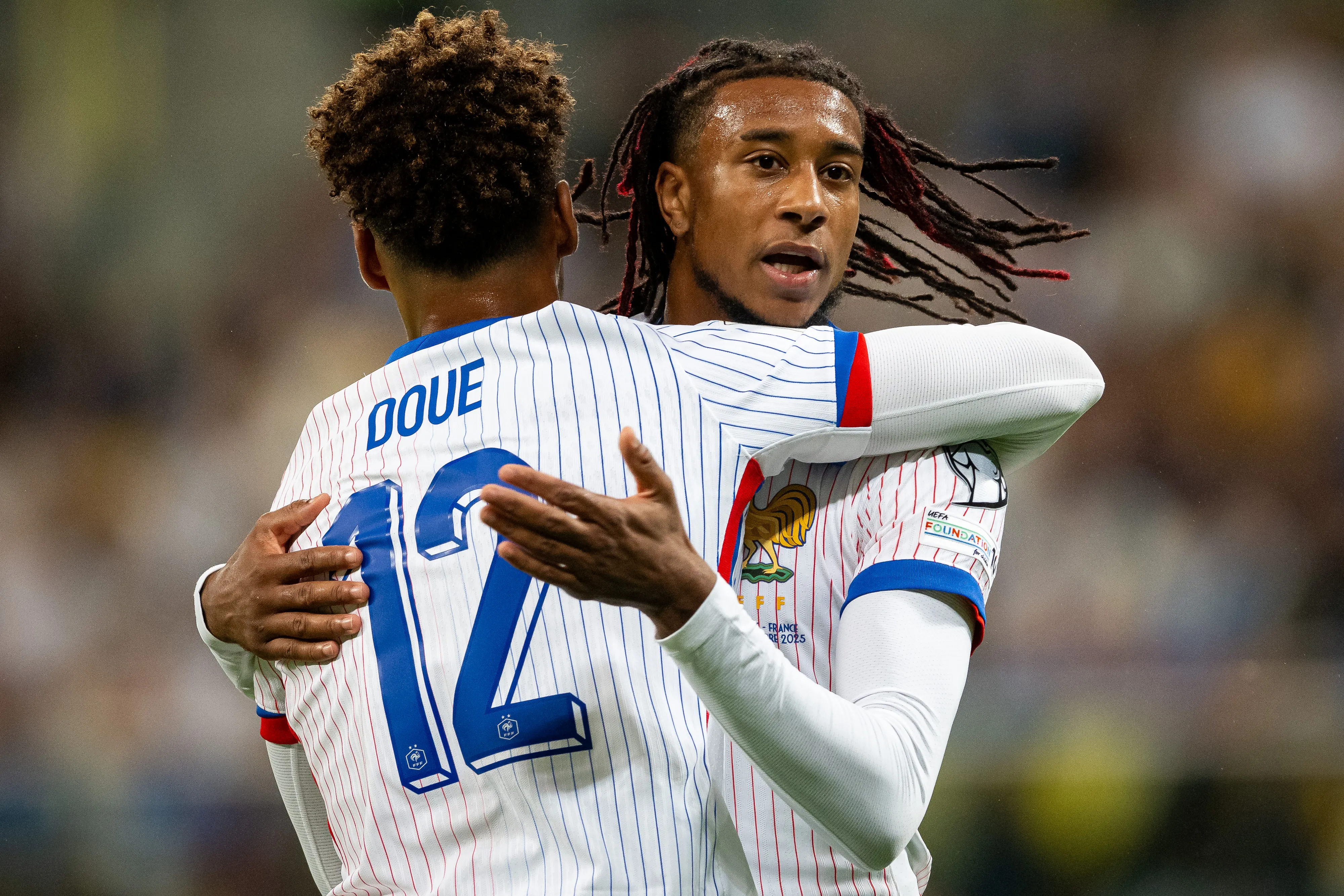 Doué e Olise em campo pela França (Foto: Mateusz Slodkowski/Getty Images)