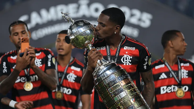 Evertton Araújo após título do Flamengo. (Foto: Buda Mendes/Getty Images)