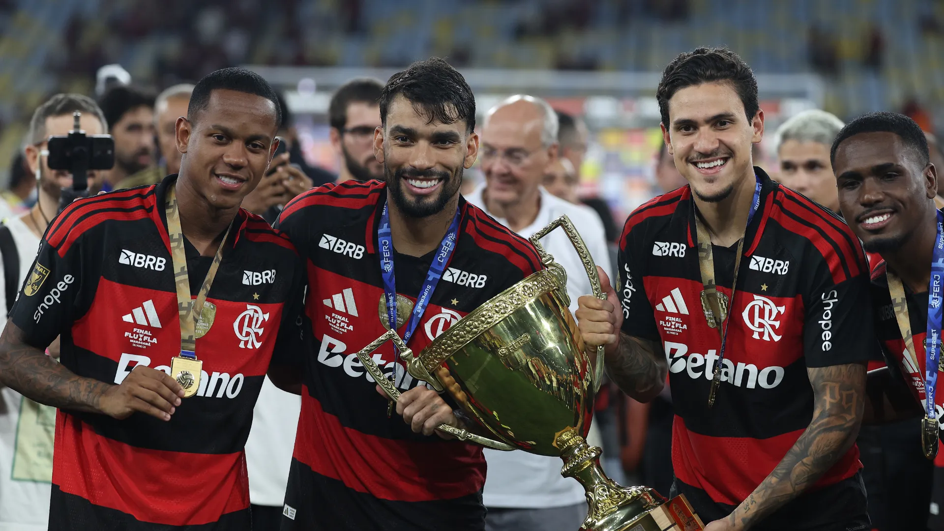 Evertton Araújo comemora ao lado de Paquetá e Pedro
