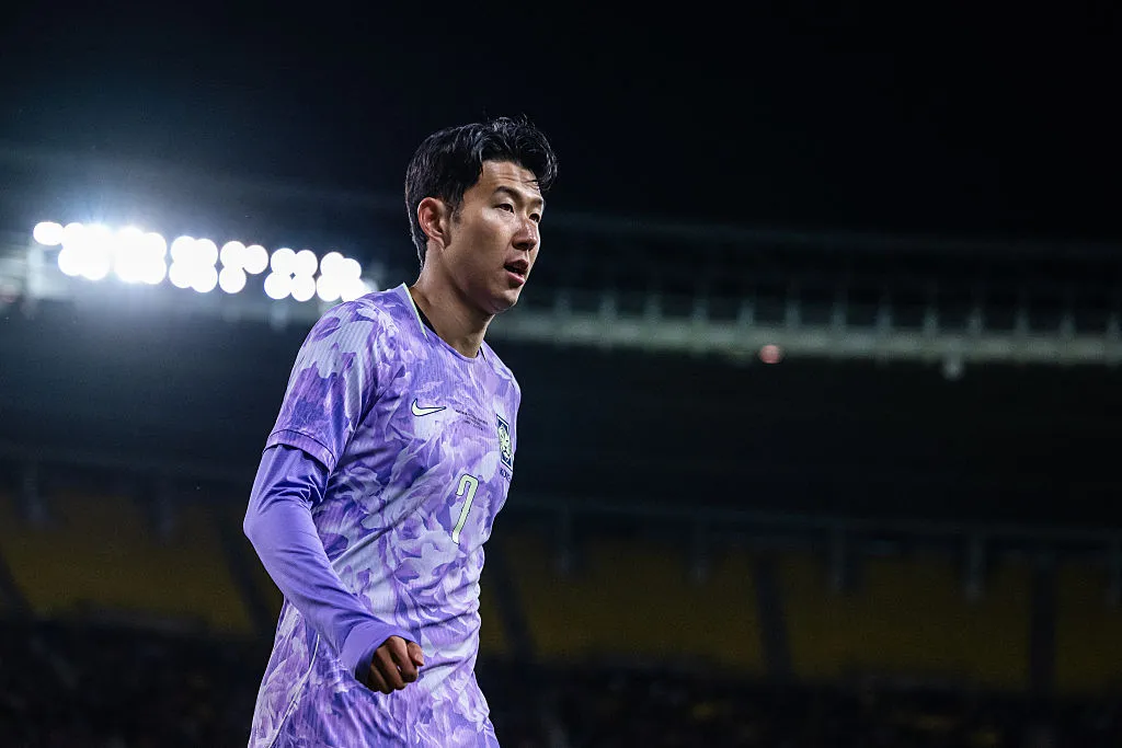 VIENA, ÁUSTRIA – 31 DE MARÇO: Heung-Min Son, da República da Coreia, observa durante um amistoso internacional entre Áustria e Coreia do Sul em 31 de março de 2026 em Viena, Áustria. (Foto de Christian Bruna/Getty Images)