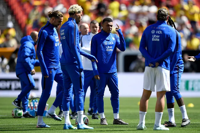 Jogadores da França vivem dilema interno sobre ingressos na Copa e o valor da premiação no torneio (Foto: Hannah Foslien/Getty Images)