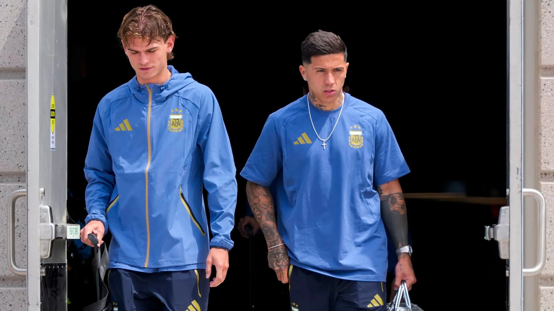 Nico Paz (à esquerda) viajou com a delegação da Argentina para a Copa do Mundo (foto: Jay Biggerstaff/Getty Images)