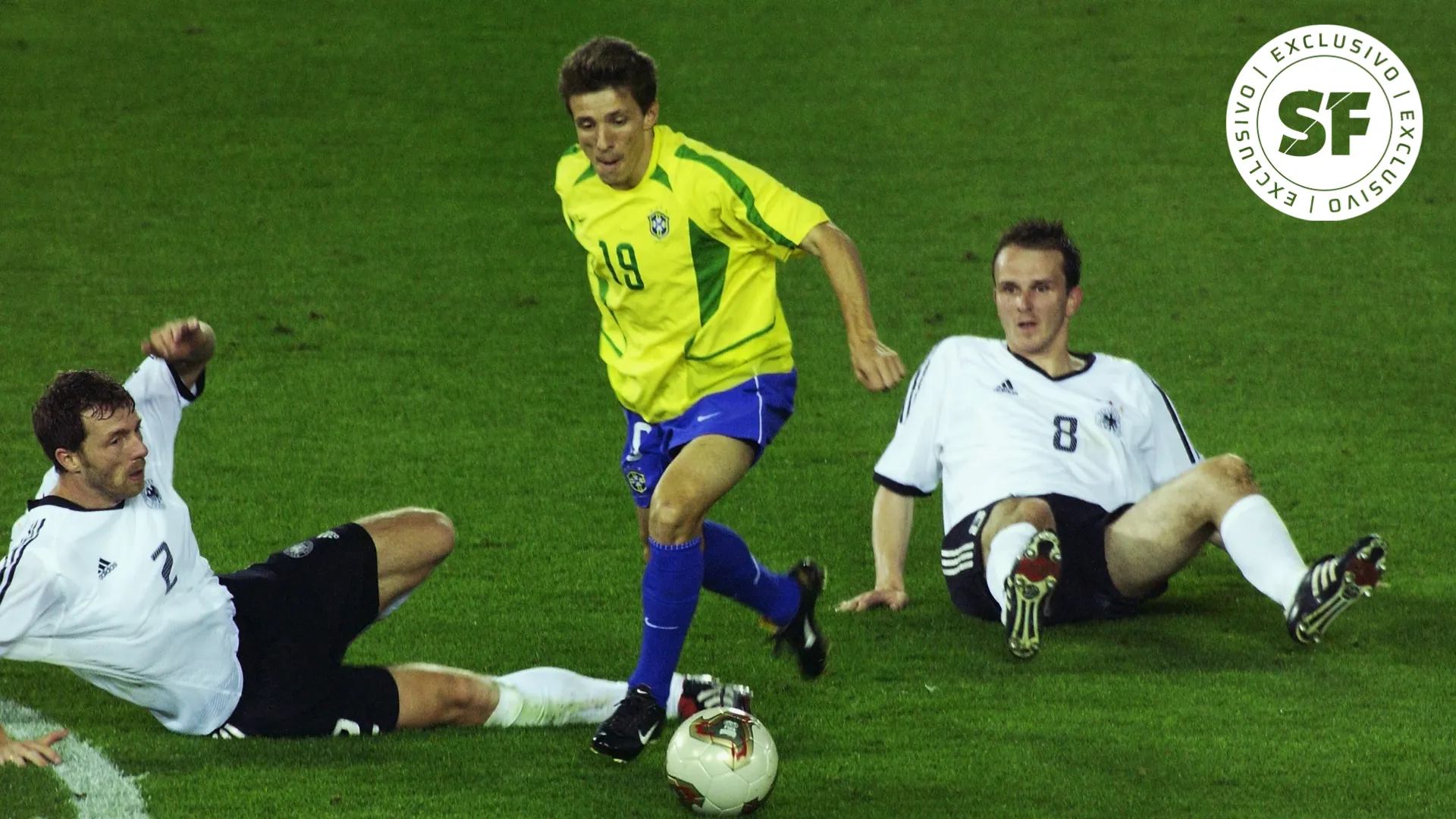 Juninho Paulista dribla jogadores da Alemanha na Copa do Mundo de 2002