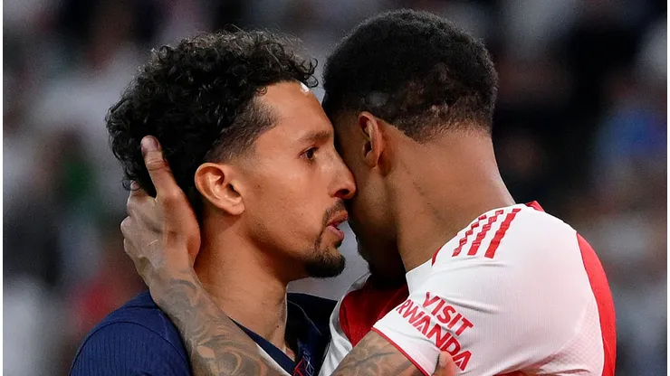 Marquinhos abraça Gabriel Magalhães após a final da Champions League. Foto: David Ramos/Getty Images