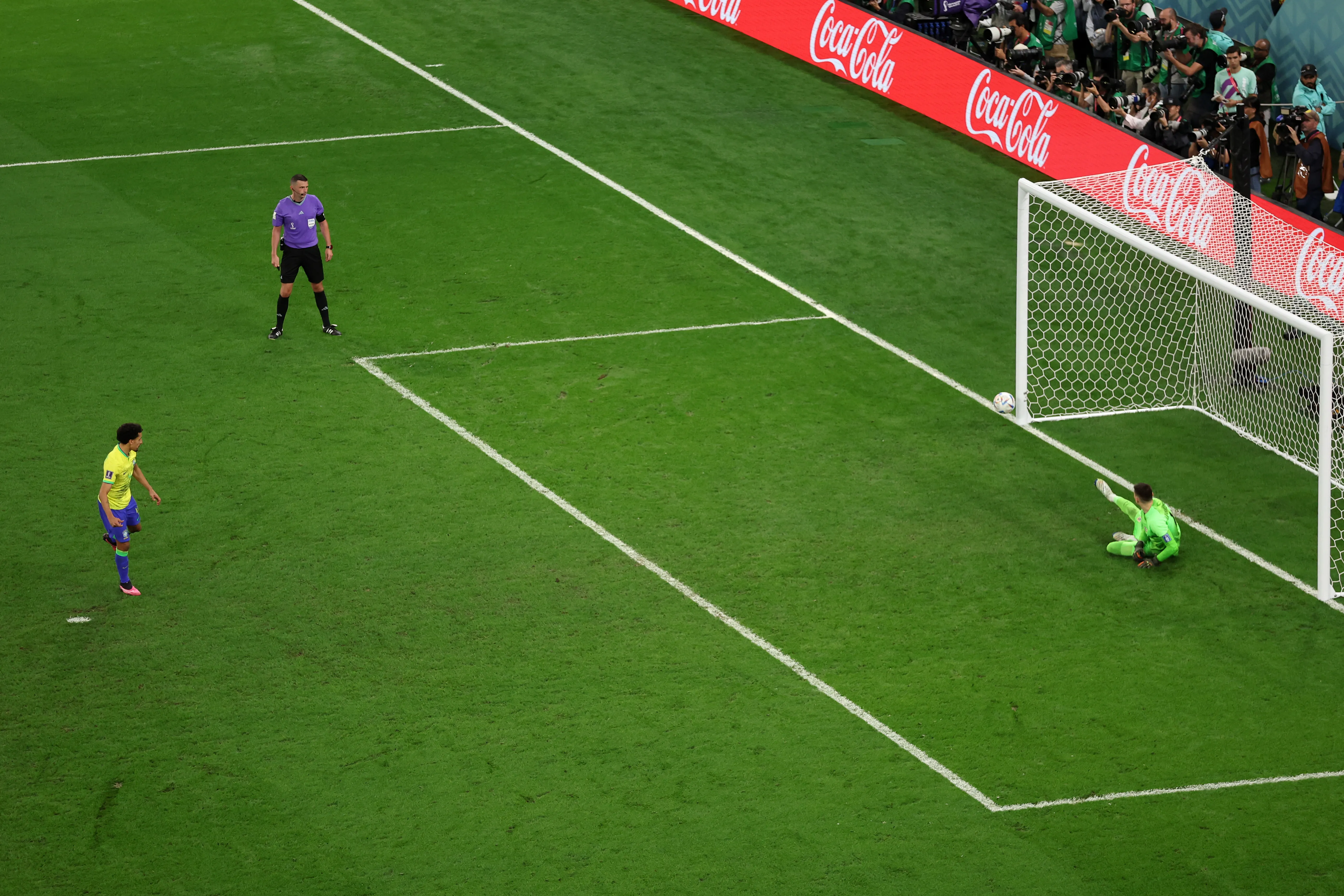 Marquinhos chuta pênalti no travessão durante partida da Copa do Mundo de 2022. Foto: François Nel/Getty Images