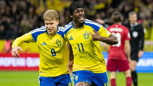 Elanga marcou um dos gols da Suécia contra a Polônia, em partida que garantiu a seleção na Copa.