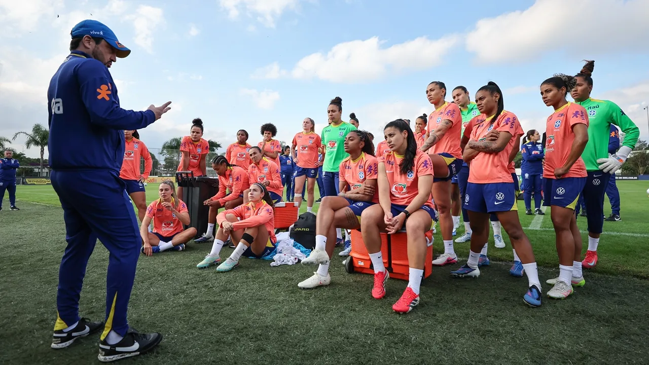 Jogadoras da Seleção Feminina durante o treino - Foto: Lívia Villas Boas/Staff Images/CBF