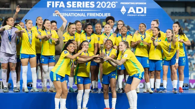 Jogadoras da Seleção Feminina com a taça do FIFA Series – Foto: Lívia Villas Boas/Staff Images/CBF