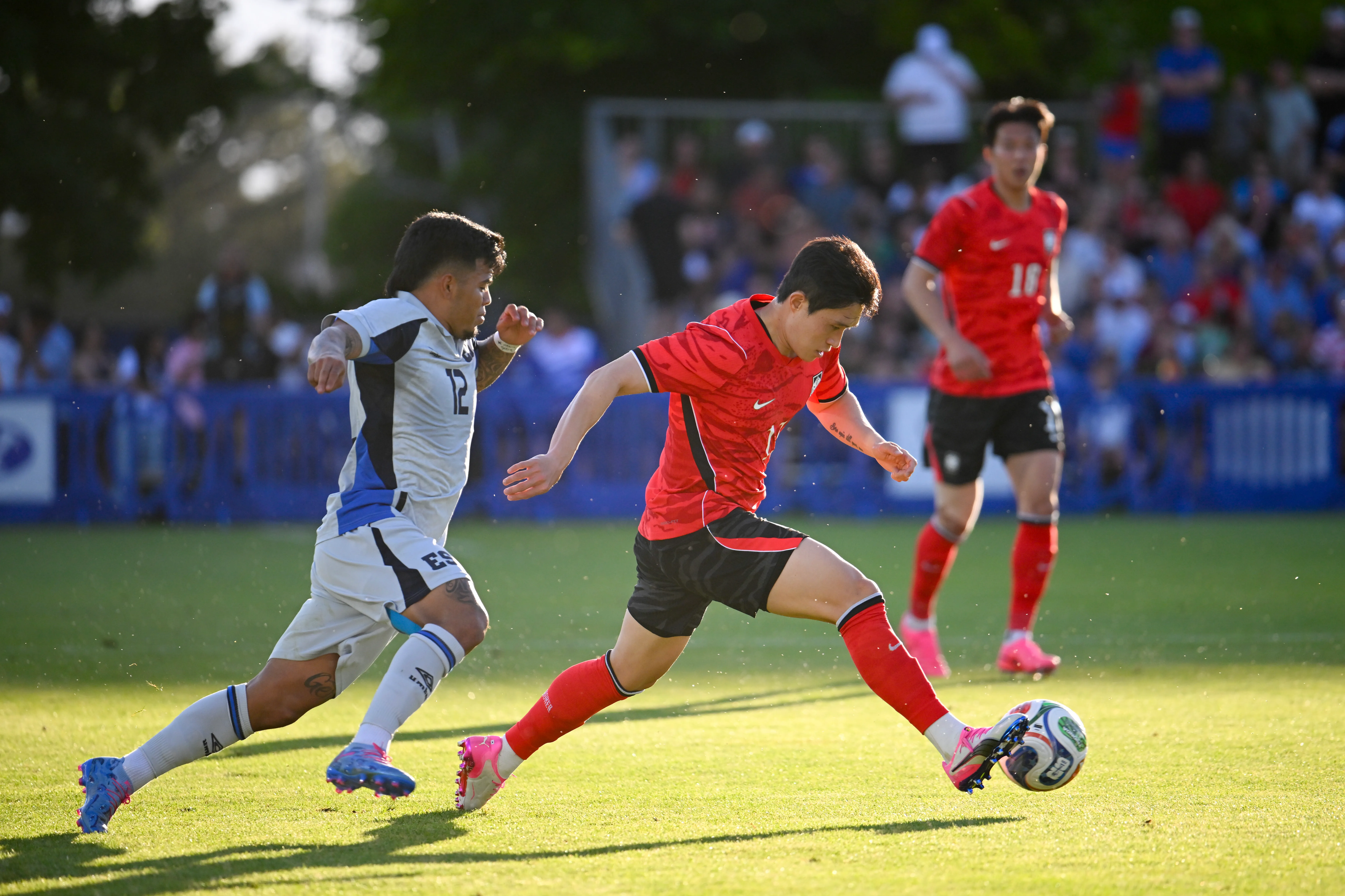 Dong-gyeong Lee em disputa com Marcelo Díaz (Photo by Alex Goodlett/Getty Images)