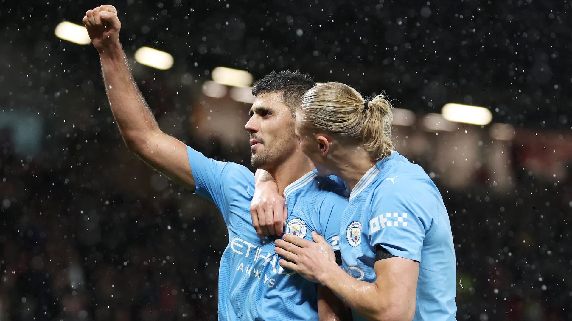 Haaland comemora gol ao lado de Rodri