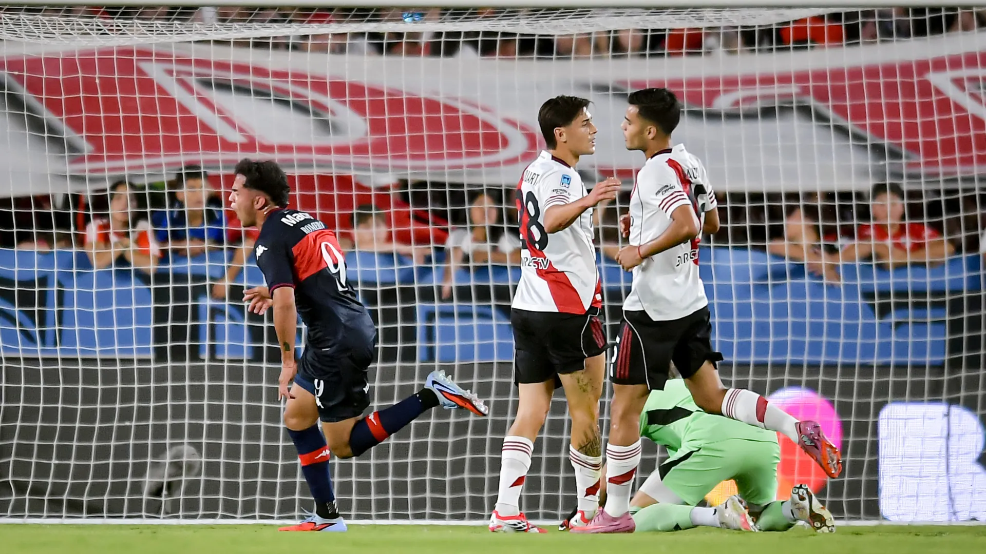 David Romero comemora gol do Tigre contra o River Plate