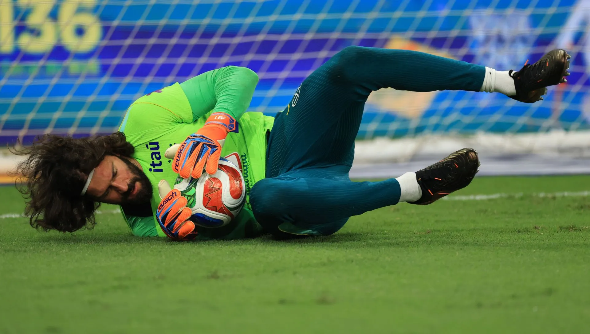 Alisson aquece antes de partida. Foto: Buda Mendes/Getty Images
