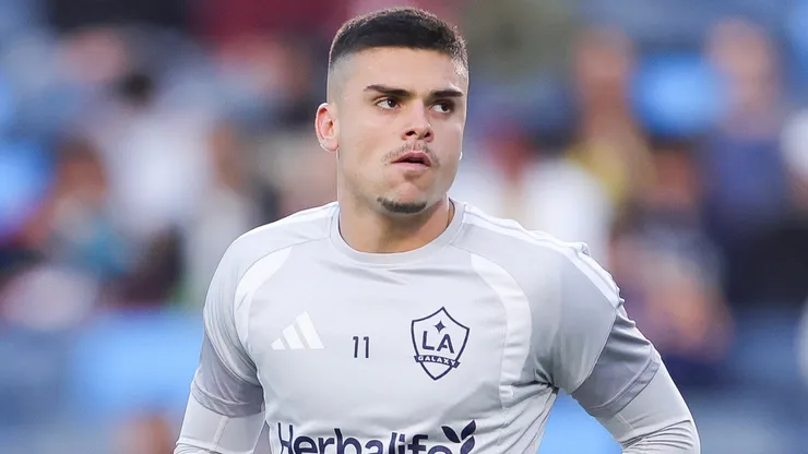 Gabriel Pec antes de uma partida pelo LA Galaxy. Foto: Ryan Sirius Sun/Getty Images