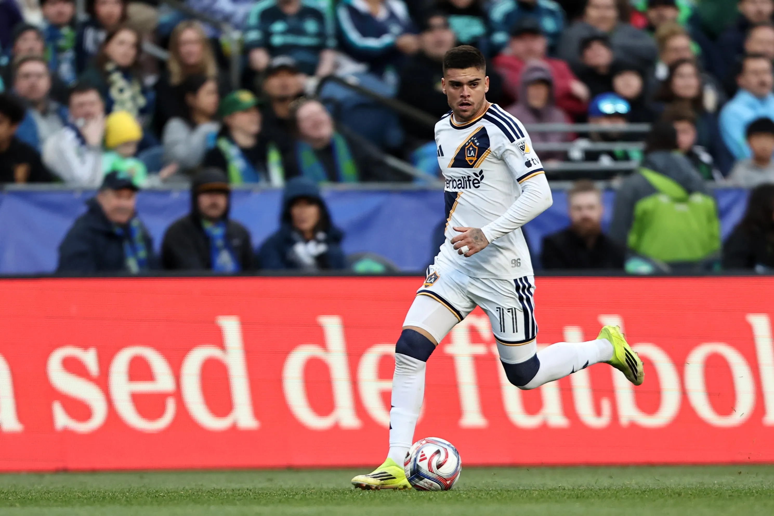Gabriel Pec em campo pelo Galaxy (Foto: Olivia Vanni/Getty Images)